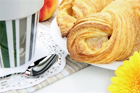 simsearch:400-03969594,k - Fresh croissant & more on breakfast table Photographie de stock - Aubaine LD & Abonnement, Code: 400-05273516