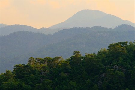 Wooded mountains in the haze Photographie de stock - Aubaine LD & Abonnement, Code: 400-05273523