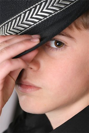 simsearch:400-05284316,k - Teenage boy wearing a black hat in casual wear Stockbilder - Microstock & Abonnement, Bildnummer: 400-05284316