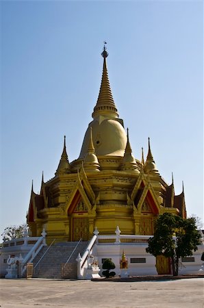 simsearch:400-05248690,k - beautiful golden chedi in Thailand on a sunny day Foto de stock - Royalty-Free Super Valor e Assinatura, Número: 400-05284717