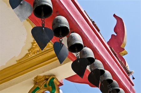 simsearch:400-05300606,k - lots of small bells hanging under the temple roof Photographie de stock - Aubaine LD & Abonnement, Code: 400-05284713