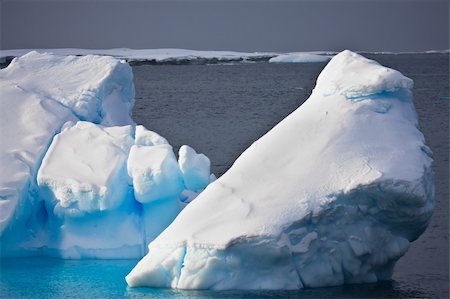 simsearch:400-05383454,k - Huge icebergs in Antarctica, blue sky, azure water, sunny day Foto de stock - Royalty-Free Super Valor e Assinatura, Número: 400-05285199