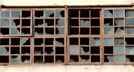 the broken windows in old building wall Photographie de stock - Aubaine LD & Abonnement, Code: 400-05285288