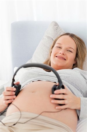 simsearch:400-04767824,k - Adorable pregnant woman putting headphones on her belly lying on a bed Foto de stock - Royalty-Free Super Valor e Assinatura, Número: 400-05285303