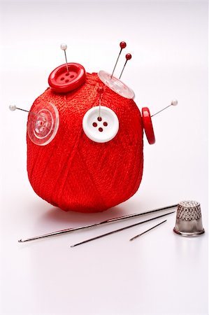 simsearch:400-04738424,k - red and white pins in red wool ball with buttons Foto de stock - Super Valor sin royalties y Suscripción, Código: 400-05285450