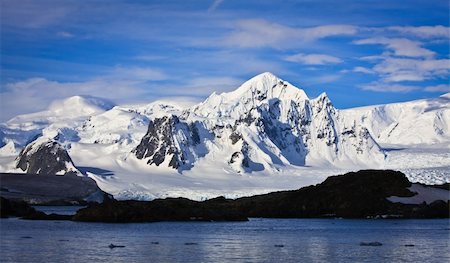 simsearch:400-05065751,k - Beautiful snow-capped mountains against the blue sky Photographie de stock - Aubaine LD & Abonnement, Code: 400-05285830
