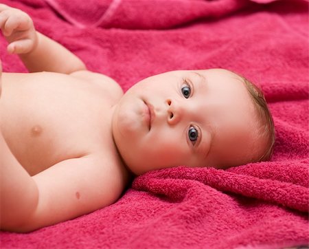 simsearch:400-05009683,k - lying baby boy at the pink bath towel Photographie de stock - Aubaine LD & Abonnement, Code: 400-05287295