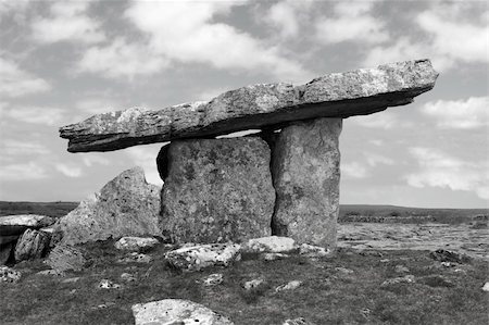 dolmen - poulnabrone dolmen historic portal tomb in the burren in county clare Fotografie stock - Microstock e Abbonamento, Codice: 400-05287738