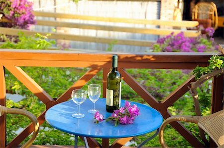 simsearch:400-04494810,k - Wine bottle and two glasses on table decorated with flowers. Foto de stock - Super Valor sin royalties y Suscripción, Código: 400-05287929