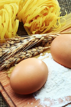 chicken eggs in the flour for the dough Fotografie stock - Microstock e Abbonamento, Codice: 400-05287945
