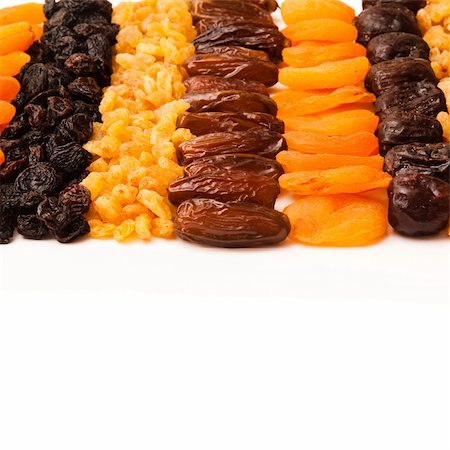 simsearch:400-07510855,k - dried apricots, raisins and  dates Photographie de stock - Aubaine LD & Abonnement, Code: 400-05288012