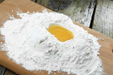 chicken eggs in the flour for the dough Fotografie stock - Microstock e Abbonamento, Codice: 400-05288121