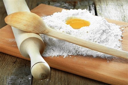 chicken eggs in the flour for the dough Fotografie stock - Microstock e Abbonamento, Codice: 400-05288122
