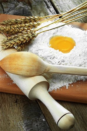 chicken eggs in the flour for the dough Fotografie stock - Microstock e Abbonamento, Codice: 400-05288123