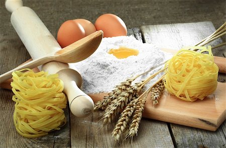 chicken eggs in the flour for the dough Fotografie stock - Microstock e Abbonamento, Codice: 400-05288146