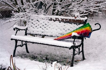 Colorful umbrella on the wooden bench in the park covered with snow. Photographie de stock - Aubaine LD & Abonnement, Code: 400-05288431