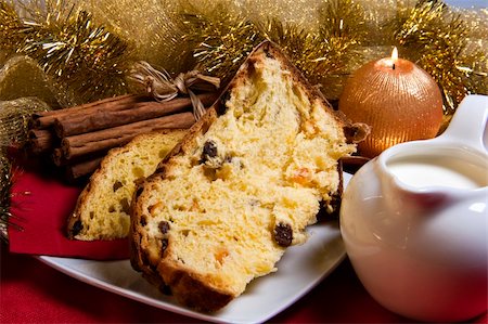 milk and cake with Christmas decorations on red background Photographie de stock - Aubaine LD & Abonnement, Code: 400-05289224