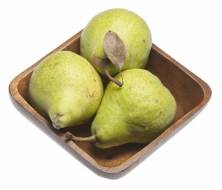 pera bartlett - Three fresh pears in a wooden bowl. Foto de stock - Super Valor sin royalties y Suscripción, Código: 400-05280582