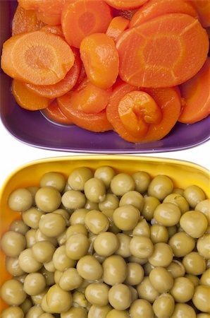 simsearch:400-04759345,k - Macro background image of vibrant peas and carrots in colorful bowls. Stockbilder - Microstock & Abonnement, Bildnummer: 400-05280970