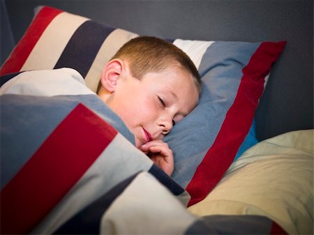 Young Boy sleeping in his bed Photographie de stock - Aubaine LD & Abonnement, Code: 400-05281810