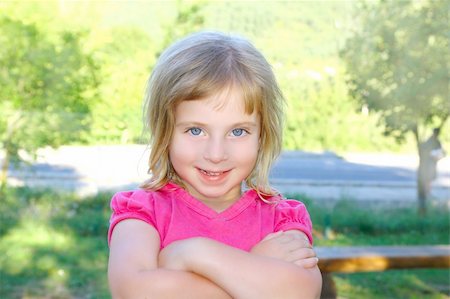 simsearch:400-04140663,k - Blond little girl portratit happy smiling facing camera crossed arms Photographie de stock - Aubaine LD & Abonnement, Code: 400-05282418