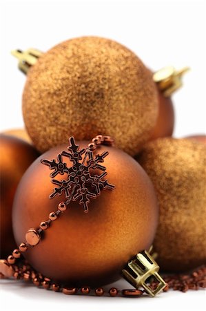 simsearch:400-04749446,k - Christmas arrangement with gold and brown ornaments isolated on white background. Shallow dof Foto de stock - Super Valor sin royalties y Suscripción, Código: 400-05282496