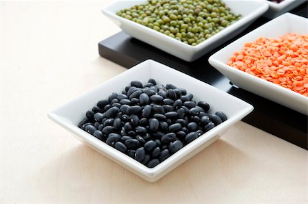 green beans blacks in a ceramic container Photographie de stock - Aubaine LD & Abonnement, Code: 400-05282799