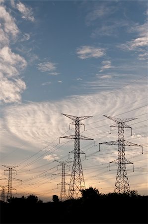 simsearch:400-04838002,k - A long line of electrical transmission towers carrying high voltage lines. Foto de stock - Royalty-Free Super Valor e Assinatura, Número: 400-05283139