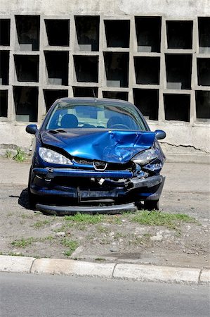 simsearch:400-04698146,k - Small blue car smashed in traffic accident Foto de stock - Super Valor sin royalties y Suscripción, Código: 400-05294096