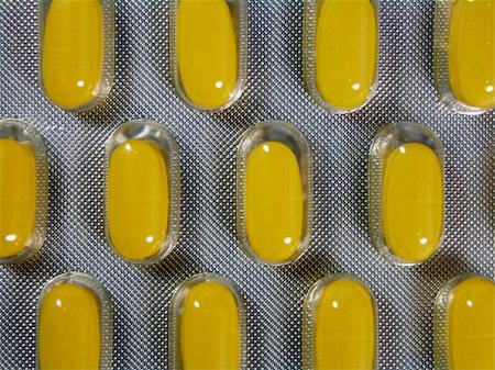 simsearch:400-05320068,k - Yellow pills in blister background Photographie de stock - Aubaine LD & Abonnement, Code: 400-05294533