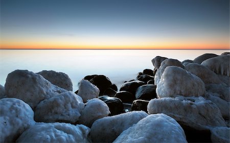 simsearch:400-06176316,k - stones at the beach filled with ice at sunrise Foto de stock - Super Valor sin royalties y Suscripción, Código: 400-05294749