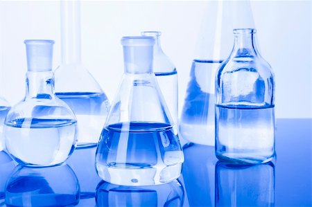 simsearch:400-04385784,k - Laboratory Glassware in blue table in laboratory Photographie de stock - Aubaine LD & Abonnement, Code: 400-05294879