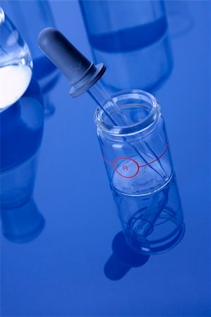 simsearch:400-05335850,k - Laboratory Glassware in blue table in laboratory Photographie de stock - Aubaine LD & Abonnement, Code: 400-05294880