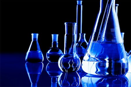 simsearch:400-04385784,k - Laboratory Glassware in blue table in laboratory Photographie de stock - Aubaine LD & Abonnement, Code: 400-05294882