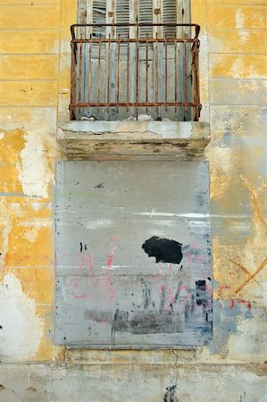 simsearch:400-05352419,k - Bricked up window and weathered wall of an abandoned building. Photographie de stock - Aubaine LD & Abonnement, Code: 400-05295944