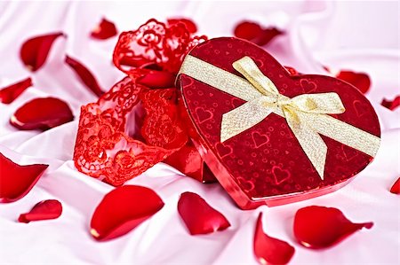 simsearch:400-04789565,k - On a pink background gift box heart in the form of women's underwear, the background scattered rose petals. Stockbilder - Microstock & Abonnement, Bildnummer: 400-05296910