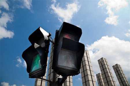 simsearch:400-08753718,k - the traffic light with the blu sky background. Foto de stock - Royalty-Free Super Valor e Assinatura, Número: 400-05296978