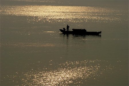 simsearch:400-04845642,k - Silhouette of a filshing boat in lake at sunset Photographie de stock - Aubaine LD & Abonnement, Code: 400-05297546