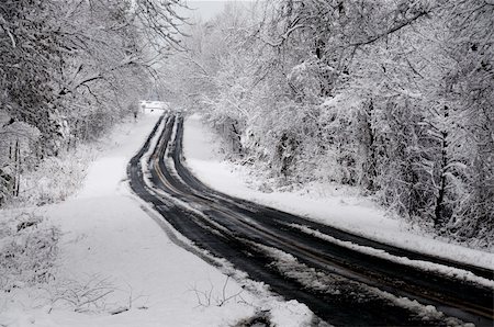 simsearch:400-06630408,k - A snow storm on a mountain two lane highway Foto de stock - Royalty-Free Super Valor e Assinatura, Número: 400-05297688
