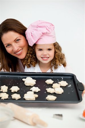 rolling over - Happy mother and daughter holding a plate with biscuits in the kitchen Foto de stock - Super Valor sin royalties y Suscripción, Código: 400-05297940