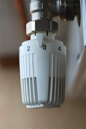 Thermostatic radiator valve set to optimal temperature. Close up Photographie de stock - Aubaine LD & Abonnement, Code: 400-05298059