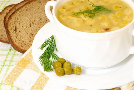 Bowl of homemade pea soup with brown bread Foto de stock - Super Valor sin royalties y Suscripción, Código: 400-05298728