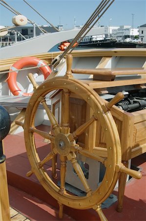 Steering wheel of the ship Foto de stock - Super Valor sin royalties y Suscripción, Código: 400-05298975