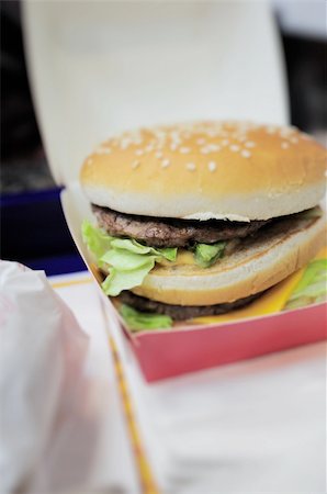 simsearch:400-04414212,k - This photograph represent a double cheeseburger in a fast-food restaurant Fotografie stock - Microstock e Abbonamento, Codice: 400-05299034