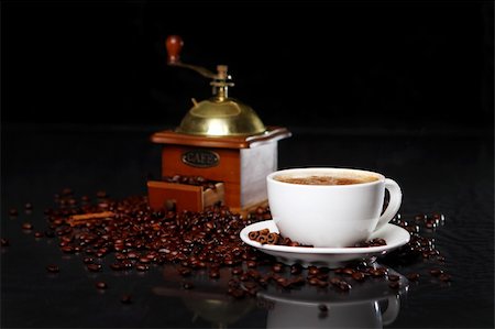 simsearch:400-05260472,k - Coffee mill on the table with beans around Stock Photo - Budget Royalty-Free & Subscription, Code: 400-05299596