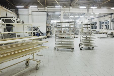 staple - bread bakery food factory production with fresh products Photographie de stock - Aubaine LD & Abonnement, Code: 400-05291619