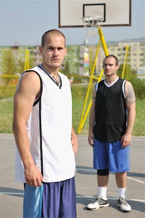 basketball player team group  posing on streetbal court at the city on early morning Photographie de stock - Aubaine LD & Abonnement, Code: 400-05291624