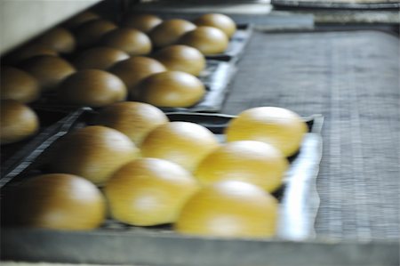 staple - bread bakery food factory production with fresh products Foto de stock - Super Valor sin royalties y Suscripción, Código: 400-05291679