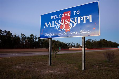 Welcome to Mississippi - sign seen night time Stockbilder - Microstock & Abonnement, Bildnummer: 400-05292372