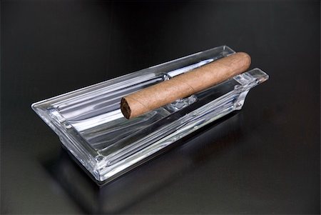 simsearch:400-05292494,k - Cigar at ashtray isolated on a black back Foto de stock - Super Valor sin royalties y Suscripción, Código: 400-05292494